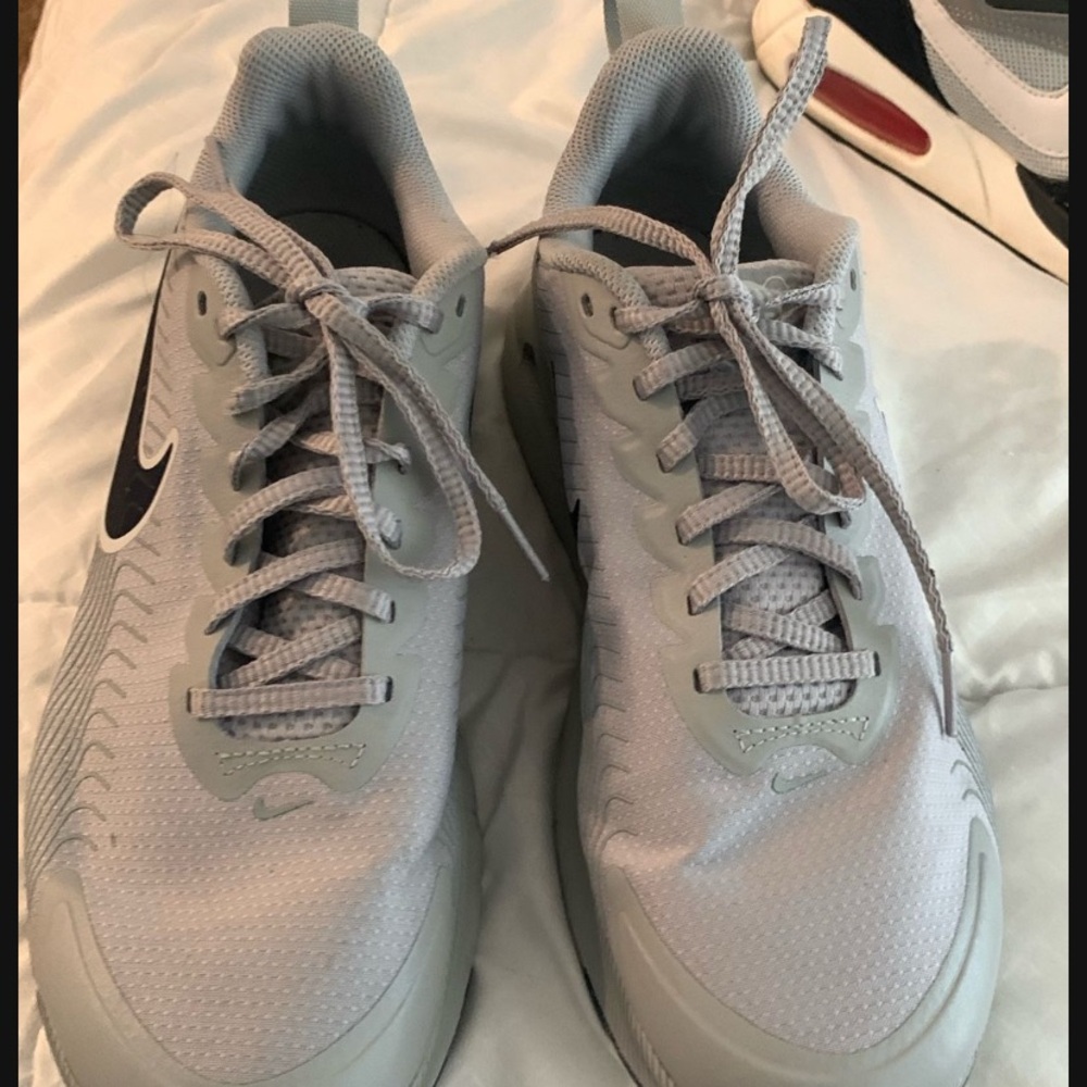 Nike Men's Light Gray Athletic Shoes